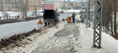 Рабочие начали заделывать дыру в ограждении на мосту в Петрозаводске (ФОТОФАКТ)