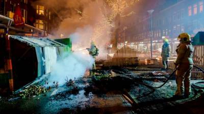 Протестующие взорвали мост в Амстердаме