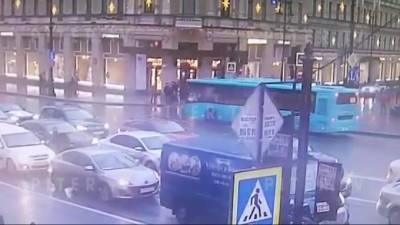Видео: водитель "Шкоды" не пропустил автобус на Невском