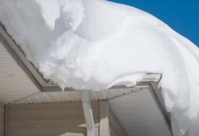 В Кемеровской области мужчина погиб при сходе снежной «шапки» с крыши здания