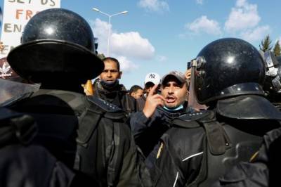 Протестующие в Тунисе пытаются штурмовать здание парламента - СМИ