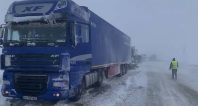 Снегопад и ураганный ветер: в Украине ограничили движение транспорта, в ГосЧС рассказали детали