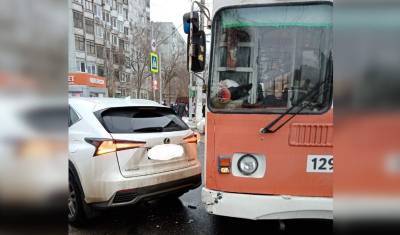 ГИБДД в Волгограде после ДТП подставила под троллейбус «стоящий» Lexus