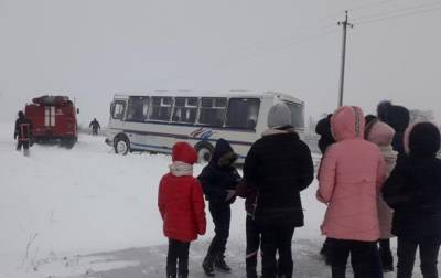 На Волыни из снежного затора освободили автобус с детьми