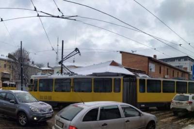 Во Львове трамвай с пассажирами слетел с путей: фото с места аварии