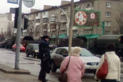По центру Луганска прошла колонна военной техники