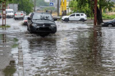 Затопленные дома и плавающие машины: на Закарпатье обрушились сильные осадки (видео)