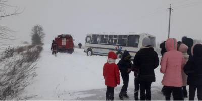 Снегопад в Украине: спасатели вытащили из сугробов три школьных автобуса — фото