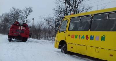 Снегопады в Западной Украине: спасатели разблокировали дороги и буксировали школьные автобусы