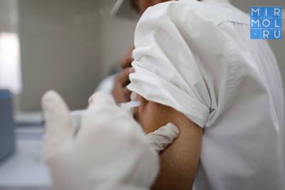 Сергей Меликов призвал чиновников и депутатов Дагестана личным примером показать важность вакцинации