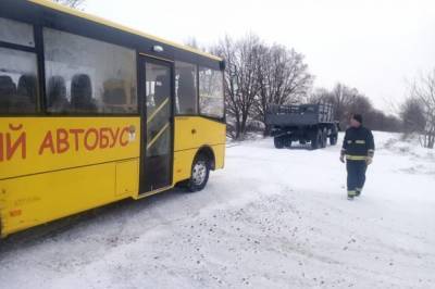 В Ровенской области в снежных заносах застряли два автобуса с детьми