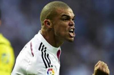 Португальский футболист Пепе устроил разборки с одноклубником прямо на поле