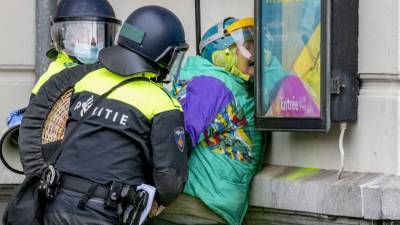 Политолог Шаповалов назвал причины протестов и вспышек насилия в Нидерландах