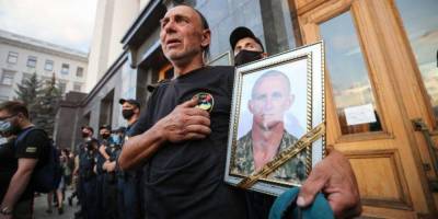 Отец погибшего морпеха Журавля, которого оставили раненым в «серой зоне», обвинил Хомчака во лжи