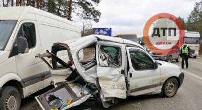 Под Киевом в аварию попали сразу 3 авто: есть пострадавшие – фото, ВИДЕО