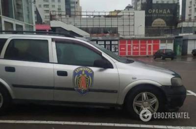 На донецких номерах и с эмблемой ФСБ: по Киеву ездит "странная" машина. ФОТО