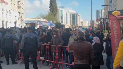 В Тунисе участники беспорядков пытаются штурмовать парламент