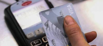 Эксперт назвал ошибки, которые совершают люди с банковскими картами