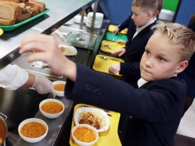 В российских школах пересмотрят правила питания