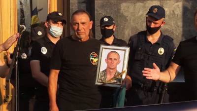 Отец погибшего на Донбассе Ярослава Журавля обвинил Хомчака во лжи: детали
