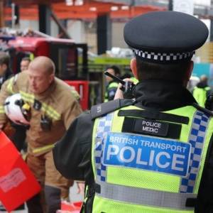 Более 30 лондонских полицейских оштрафовали за стрижки во время локдауна
