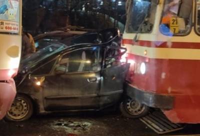 Трамваи сделали "гармошку" из автомобиля в Выборгском районе Петербурга