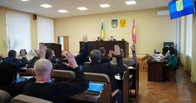 В Харьковской области подрались депутаты горсовета, мэра повалили на пол (видео)