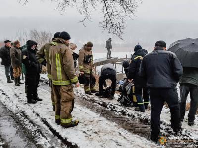 В Украине, проваливаясь под лёд, массово гибнут люди