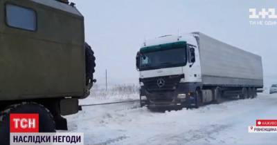 Метель на западе Украины: спасатели доставали из сугробов автомобили, фуры и автобусы