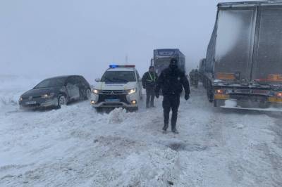 На трассе Киев-Чоп застряли сотни грузовиков: названа причина