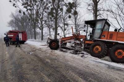 На Волыни спецтехника попала в снежную ловушку во время уборки дороги (фото)
