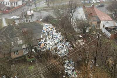 В Полтаве старушка за 20 лет насобирала целую свалку мусора в своем дворе и мешала его вывозить (фото, видео)