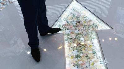 Чужие деньги: россияне активно скупают валюту