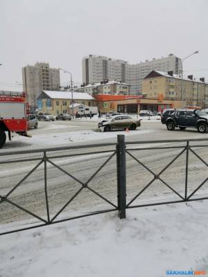 Иномарка и пожарная машина столкнулись в Южно-Сахалинске