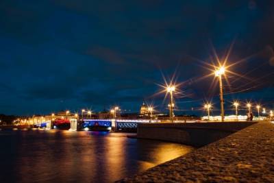 27 января Дворцовый мост подсветят в цветах ленточки Ленинградской Победы