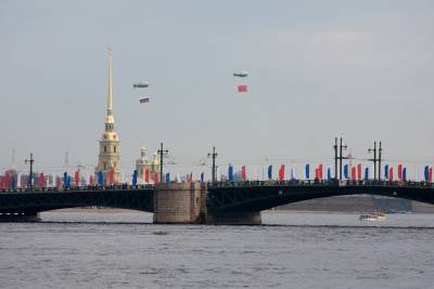 Праздничную подсветку в цветах ленточки Ленинградской Победы включат на Дворцовом мосту