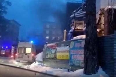 Пожар в пристройке к бывшему кинотеатру «Космос» в Новосибирске привел к эвакуации 55 человек