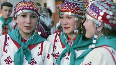 Глава Башкирии рекомендовал чиновникам носить красочные национальные костюмы