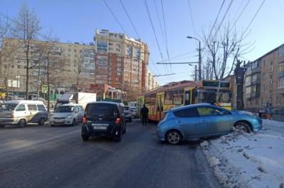 Во Владивостоке троллейбус протаранил на перекрестке четыре автомобиля