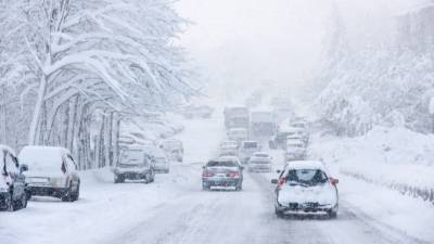 Морозы, отмена рейсов и заледеневшие дороги: регионы России настигла непогода