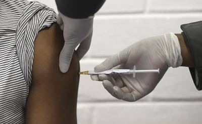 The Telegraph: AstraZeneca отстала от графика производства вакцины на два месяца