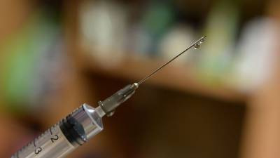 Bloomberg указал оставшейся без вакцин Украине на привитый от COVID-19 Крым