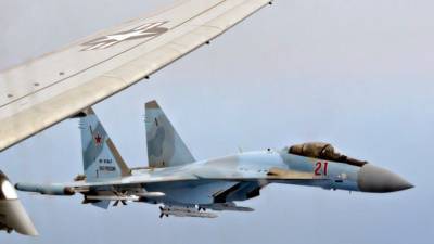 Видео: летчики ВКС провели тренировку на истребителях Су-35 в сложных условиях