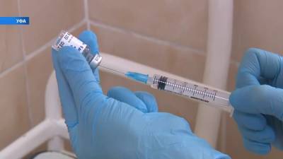 В Уфе медикам 46-й поликлиники сделали прививки от коронавируса