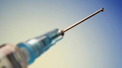 Глава AstraZeneca признал отставание в производстве вакцины на два месяца