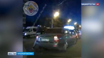 На видео попала драка уфимских автомобилистов