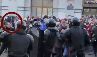 Во Владивостоке участник акции протеста, напавший на полицейского, сдался СК