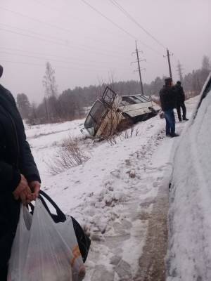 Фото: автобус вылетел в кювет и опрокинулся на бок возле Житково