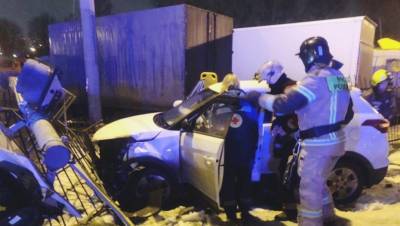 На севере Петербурга автомобиль снёс светофор из-за припадка водителя