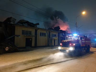 15 машин эвакуировали из горящего автосервиса на Водяной в Томске